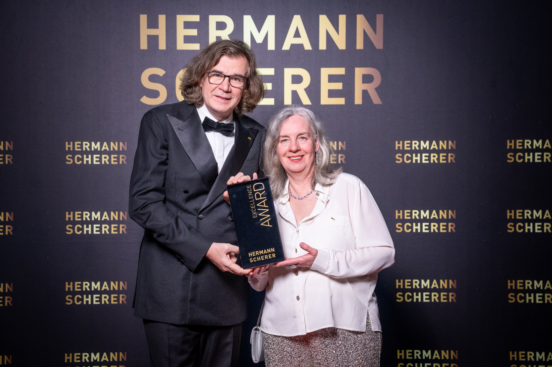 Susanne Golob mit dem Excellence Award beim Hermann-Scherer-Speaker-Slam