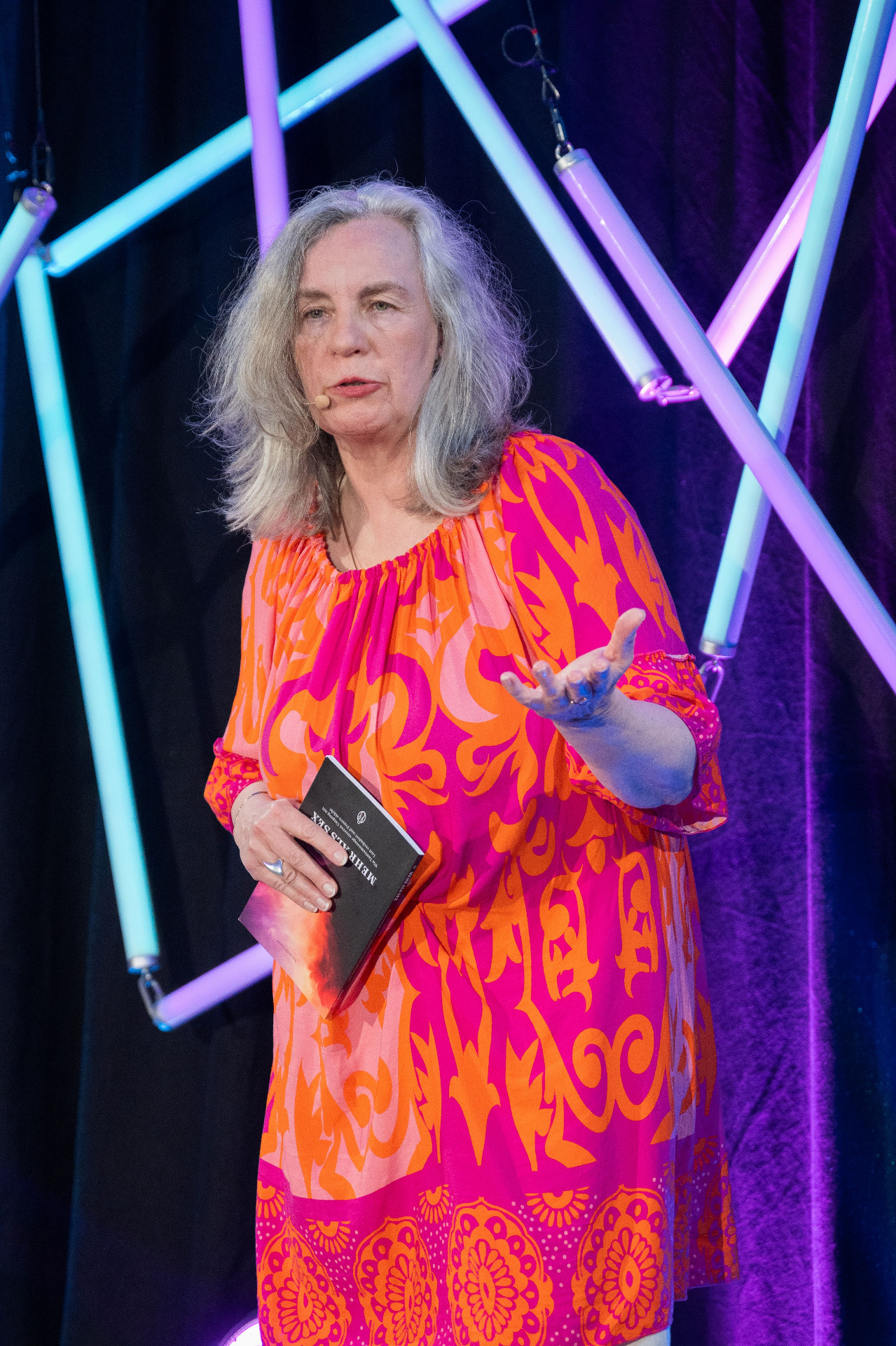 Susanne Golob auf der Bühne beim Internationalen Speaker Slam in Mastershausen